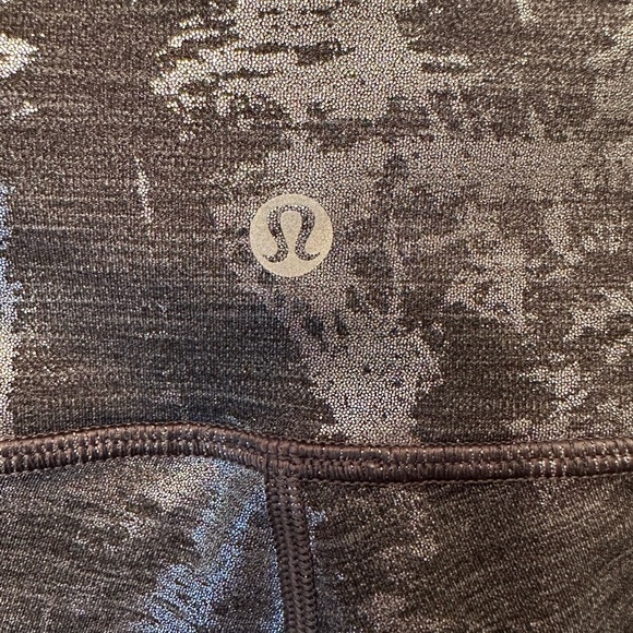 Lululemon Moment To Movement Tight 32” Size 8 Gray Foil Stirrup Legs Yoga - Picture 5 of 9